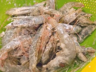 椒盐大虾,尽量让虾身都包裹一层干淀粉。