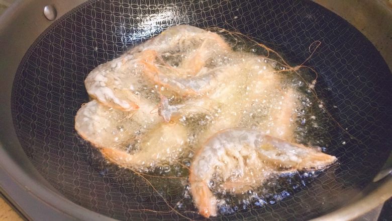椒盐大虾,然后可以开始虾虾了。锅里放油，油78分热时候，下虾。