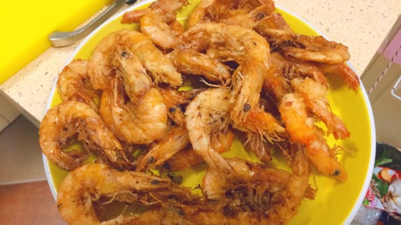 椒盐大虾,炸至这样金黄，酥脆时候，沥干油捞出。