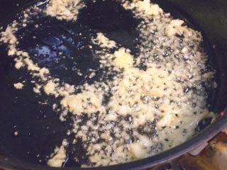 椒盐大虾,再起锅，锅里放一点干净的油，然后放蒜沫，炒香。