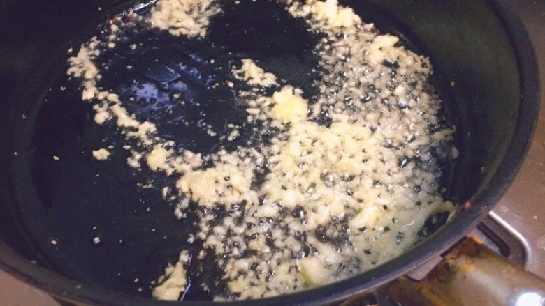 椒盐大虾,再起锅，锅里放一点干净的油，然后放蒜沫，炒香。