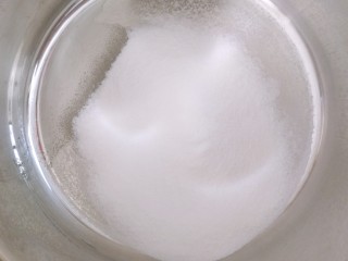 甜甜蜜蜜过新年～柠檬蛋白糖,清水加白糖放进奶锅里面搅拌至白糖融化