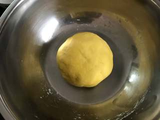 黄金福碗,揉成光滑的面团后放温暖处进行发酵。