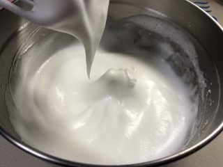 原味蛋糕卷,细砂糖分三次加入蛋清里打发到湿性发泡的状态。