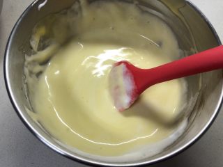 原味蛋糕卷,三分之一蛋清放到蛋黄糊里，用翻拌或切拌的手法混合均匀。