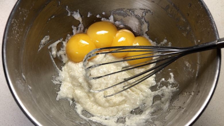原味蛋糕卷,蛋清蛋黄分离，蛋清里不要有蛋黄进去。
