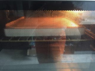 原味蛋糕卷,烤箱提前预热，上下火160度烤25分钟。