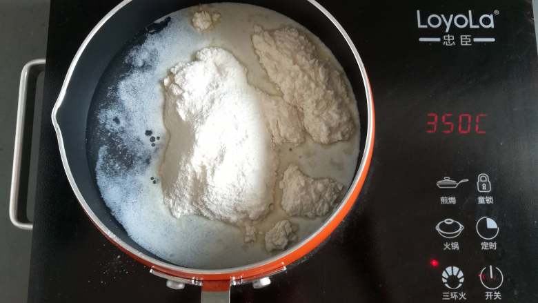 芒果椰奶冻,把椰奶冻粉放入奶锅里，并调到中火