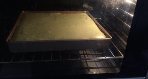 抹茶水果蛋糕,放入预热好的烤箱中150度  30分钟左右