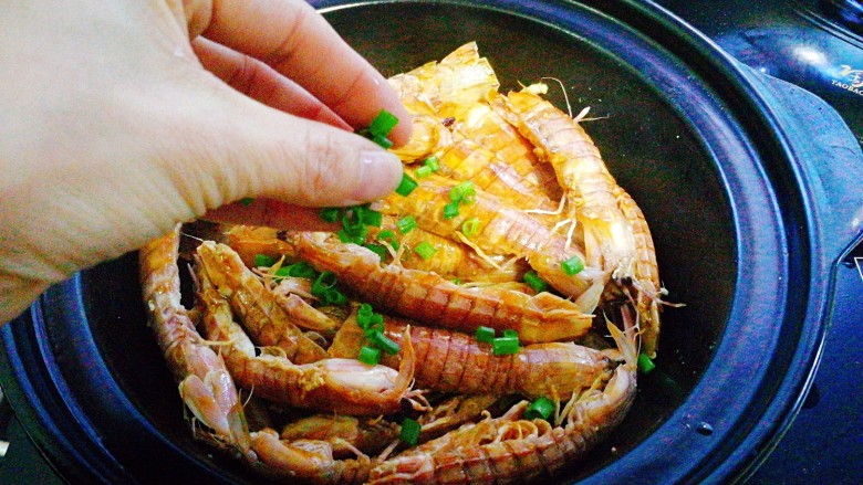 年夜饭--油焖皮皮虾,撒上葱花