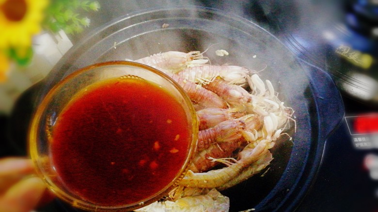 年夜饭--油焖皮皮虾,淋上酱汁