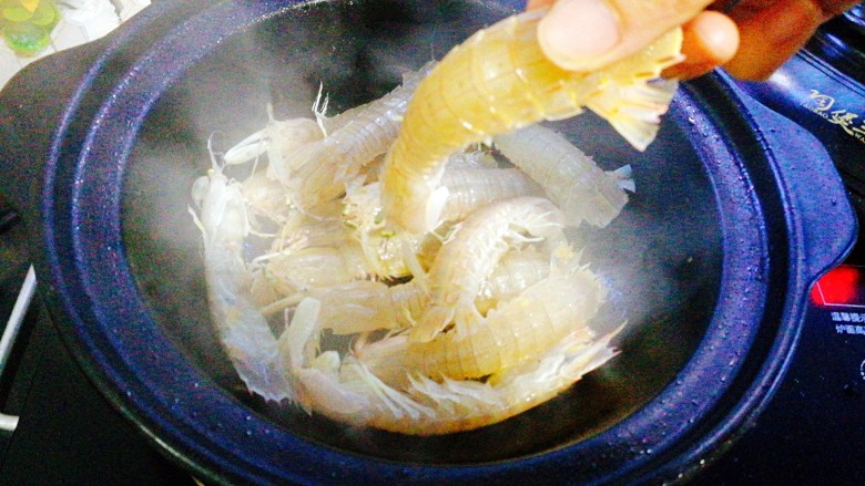 年夜饭--油焖皮皮虾,依次放入皮皮虾