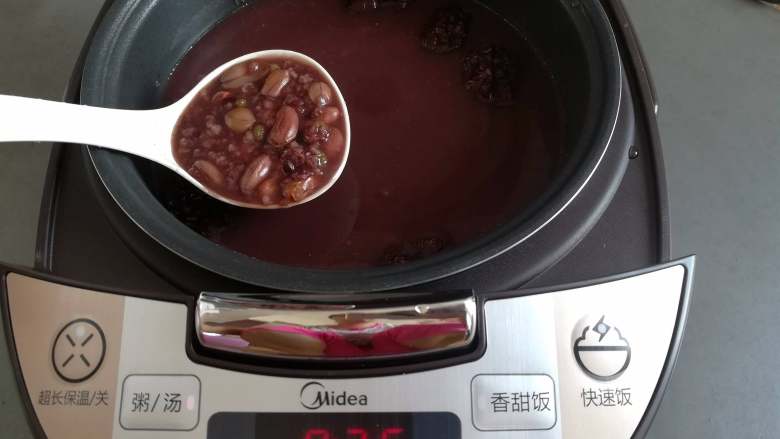 杂粮八宝粥,煮到1个半小时的时候打开看看八宝粥煮熟的程度