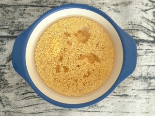 宝宝辅食    10M+ 超级松软的小米饼,把小米提前浸泡1小时以上，泡至小米粒膨胀。
