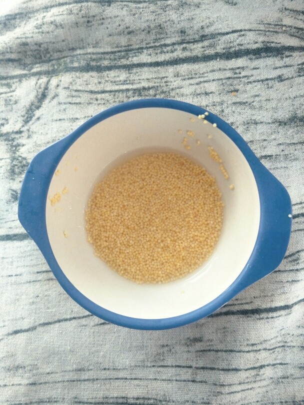 宝宝辅食    10M+ 超级松软的小米饼,然后把小米沥干水份。