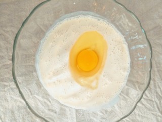 宝宝辅食    10M+ 超级松软的小米饼,然后加入一个鸡蛋。蛋清过敏的宝宝可以去掉蛋清。