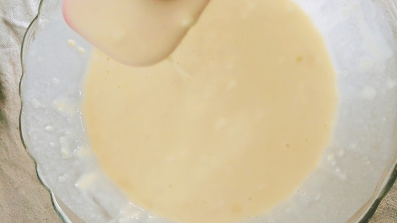 宝宝辅食    10M+ 超级松软的小米饼,面糊能成流线状滴落下来就可以了，如果这时候面糊很稀可以加入一些面粉，反之就加入一些清水。