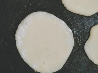 宝宝辅食    10M+ 超级松软的小米饼,用勺子把面糊倒入锅里，自动摊成一个圆，如果摊不成圆估计是面糊稠了。