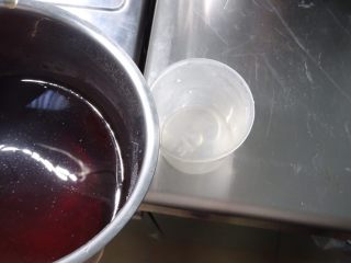 台式香菇油飯,倒入泡香菇留下2.1 米杯（0.7杯 x 3次) 份量的香菇水