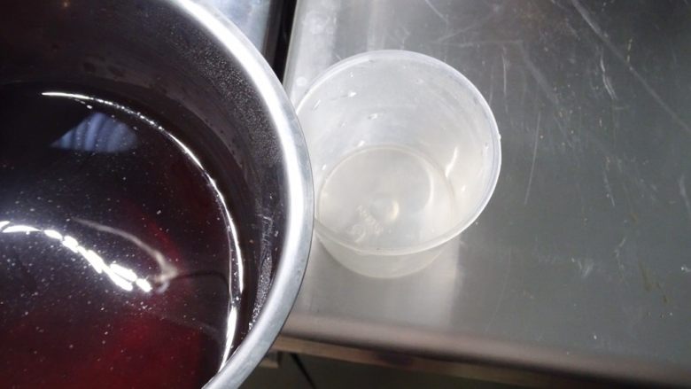 台式香菇油飯,倒入泡香菇留下2.1 米杯（0.7杯 x 3次) 份量的香菇水