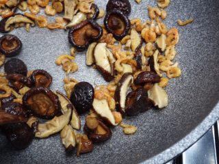 台式香菇油飯,加入香菇拌炒至香氣融合