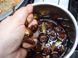 台式香菇油飯,香菇泡軟後，撈起稍微擠乾、切條。醬油水留下