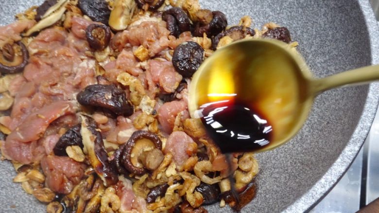台式香菇油飯,2大匙醬油熗鍋、撒上胡椒粉炒香後關火