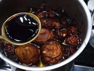 台式香菇油飯,乾香菇倒入500ml熱水後加入 1大匙醬油泡發乾