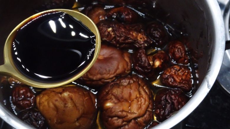 台式香菇油飯,乾香菇倒入500ml熱水後加入 1大匙醬油泡發乾