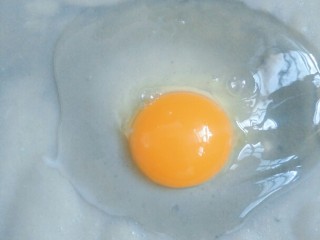 宝宝辅食    10M+ 超级松软的小米饼,待一面定型后然后打入一个鸡蛋。