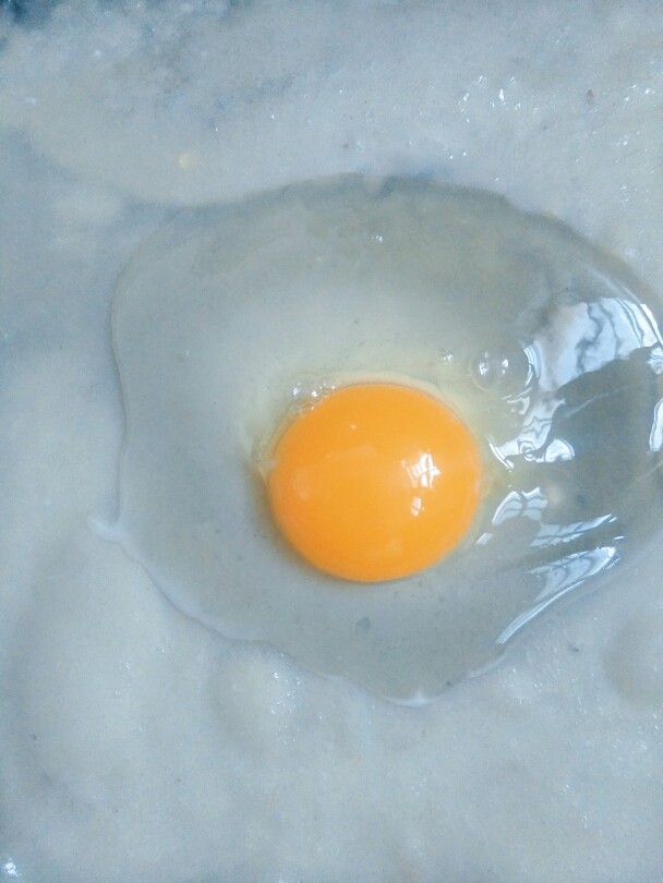 宝宝辅食    10M+ 超级松软的小米饼,待一面定型后然后打入一个鸡蛋。