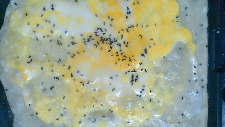 宝宝辅食    10M+ 超级松软的小米饼,鸡蛋快定型的时候撒上芝麻。