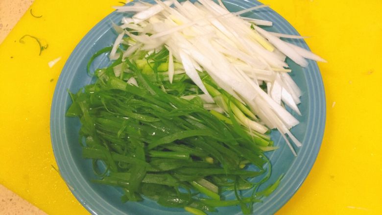 东北那旮沓的美食★京酱肉丝,煮的时候。可以切葱丝，白绿分开放。