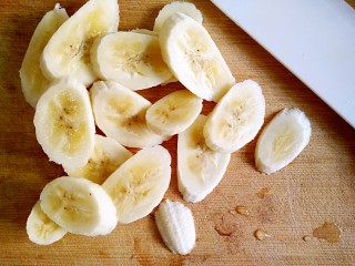 香蕉西多士（无油低卡健身餐）,香蕉切片。