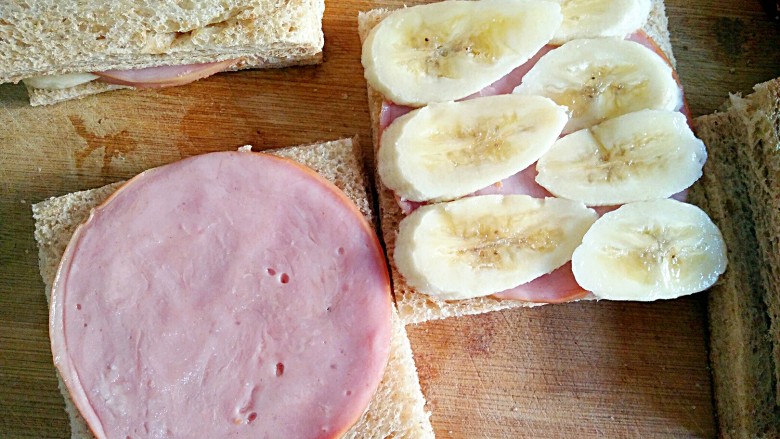香蕉西多士（无油低卡健身餐）,在切好的吐司片上铺一片火腿片+一层香蕉片+一层火腿片+一层吐司片。