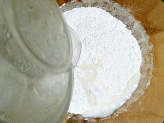 花边馅饼,面粉少量多次加入适量温水，搅拌成雪花状。