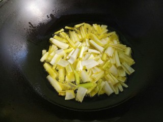 香香的葱油拌面,把葱放进去熬葱油，开小火哦
