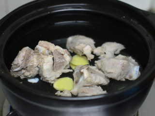虫草花干贝猪骨汤,砂锅中注入2L清水，放入猪骨和姜片