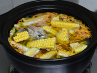 虫草花干贝猪骨汤,放入玉米，大火烧开，小火煲煮1.5小时