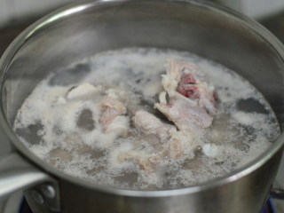 虫草花干贝猪骨汤,猪骨洗净，冷水下锅，煮出血水后捞出用温水冲洗掉浮沫