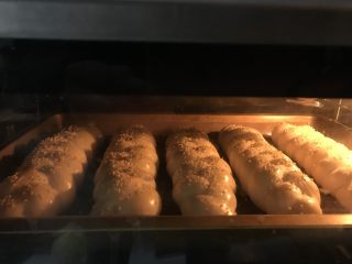 奶香辫子面包,送进提前预热好的烤箱中层上下火175度25分钟，上色满意后立即加盖锡纸