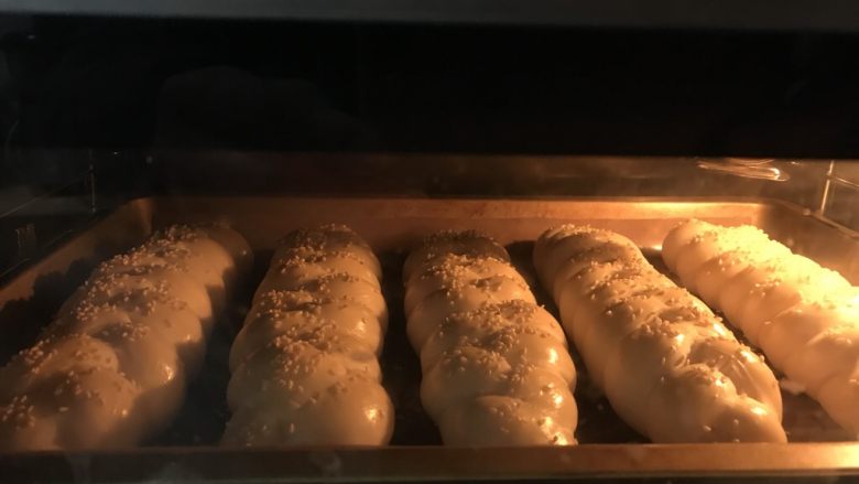奶香辫子面包,送进提前预热好的烤箱中层上下火175度25分钟，上色满意后立即加盖锡纸