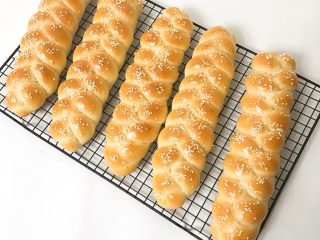 奶香辫子面包,稍䁁移至烤网上晾至手温密封保存