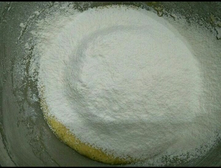 苹果蛋糕,筛入低粉和泡打粉