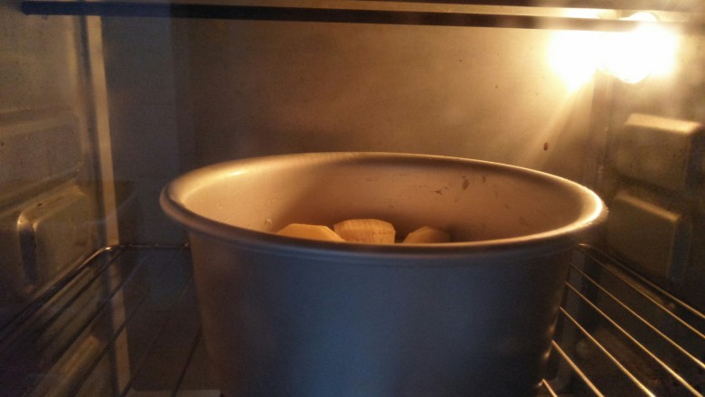 苹果蛋糕,放入预热好的150度烤箱烤四十分钟。烤箱温度根据自家的调节。出炉后放凉取出蛋糕，洒上糖粉装饰。