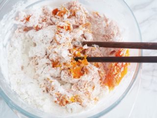 肉松夹心的🎃南瓜饼,用筷子搅拌均匀，搅拌一会可以看到干面粉很快吸收