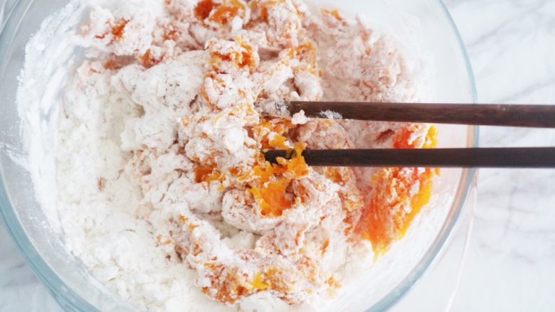 肉松夹心的🎃南瓜饼,用筷子搅拌均匀，搅拌一会可以看到干面粉很快吸收