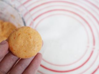 肉松夹心的🎃南瓜饼,面团揪剂，可根据自己需要的大小搓成球压下