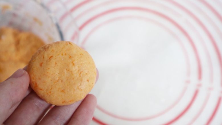 肉松夹心的🎃南瓜饼,面团揪剂，可根据自己需要的大小搓成球压下