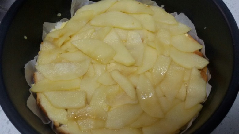 苹果吐司布丁,将炒好的苹果均匀铺在面包上